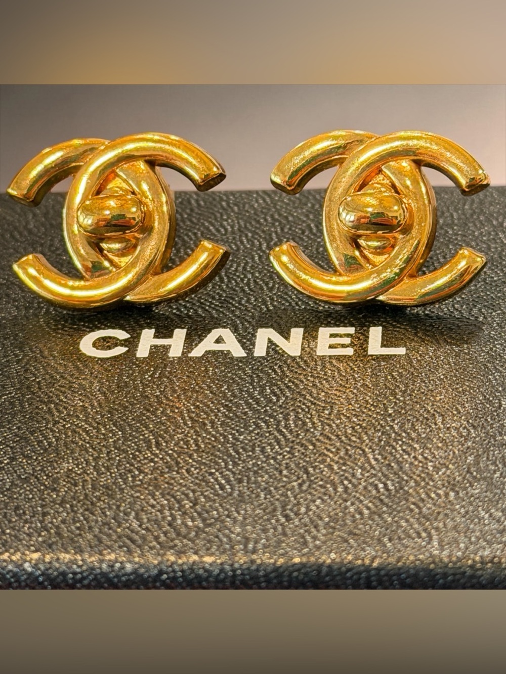 CHANEL Gold Interlocking CC Turnlock Clip-On Earrings - Picture 4 of 6